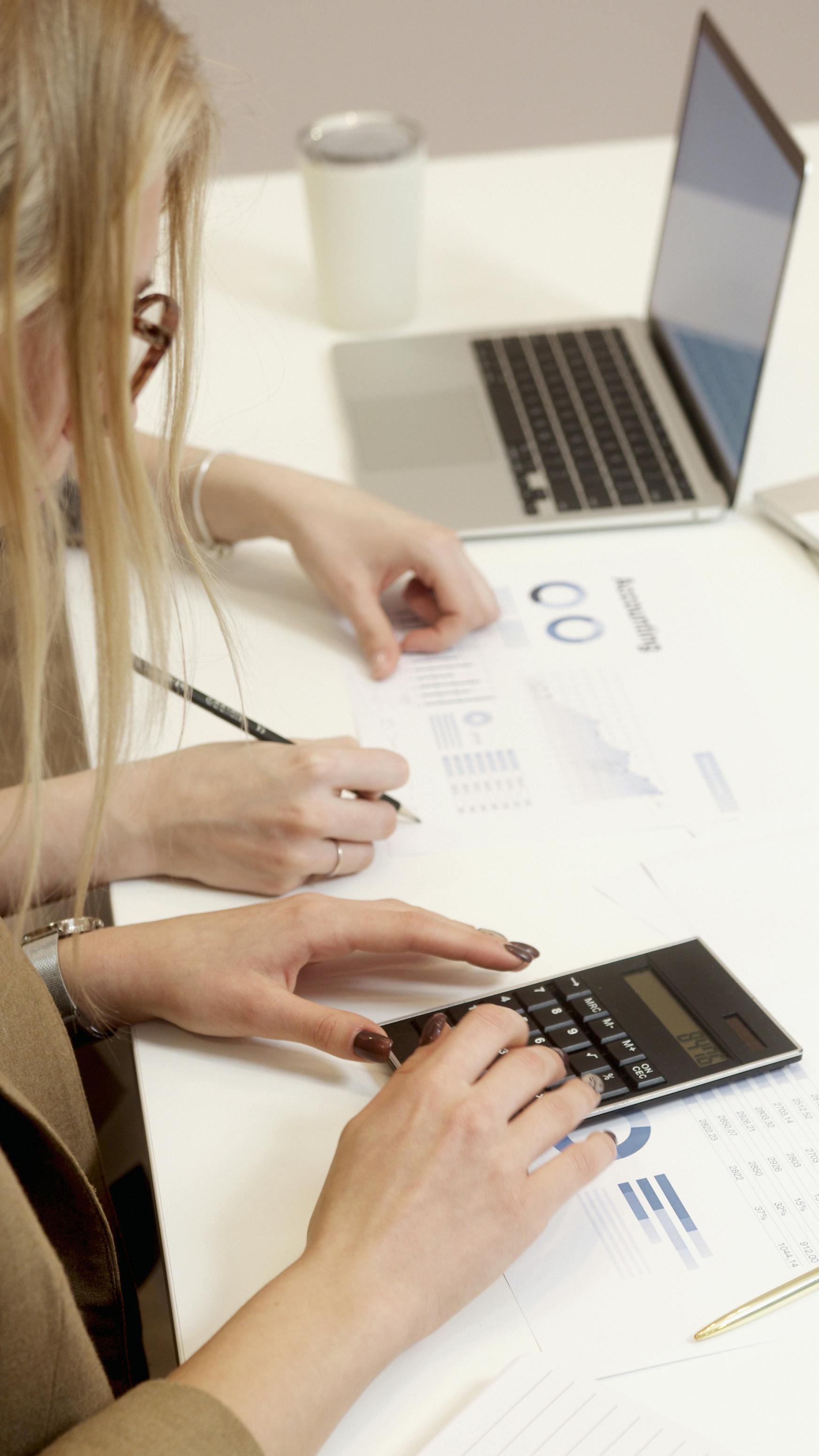 Profesional trabajando con agenda y clientes